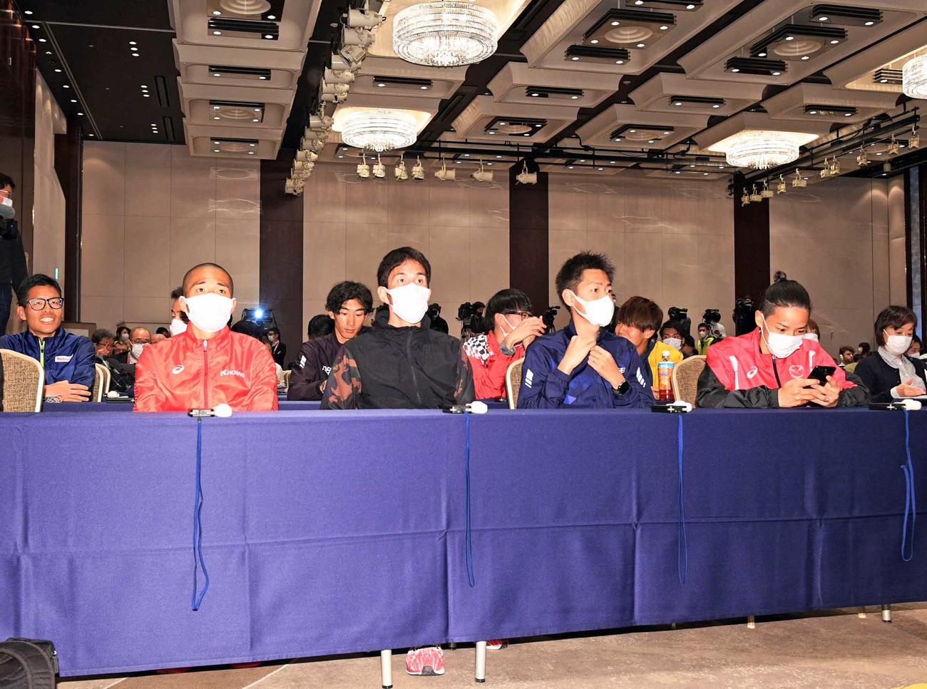 プレスカンファレンスでマスクを付けて会見を待つ佐藤（前列右から3人目）ら選手（撮影・滝沢徹郎）