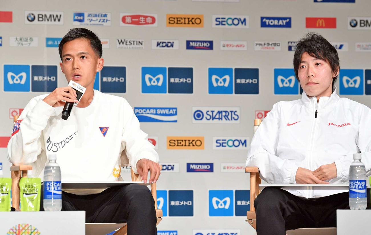 東京マラソン2020プレスカンファレンスで会見する大迫（左）と設楽（撮影・滝沢徹郎）