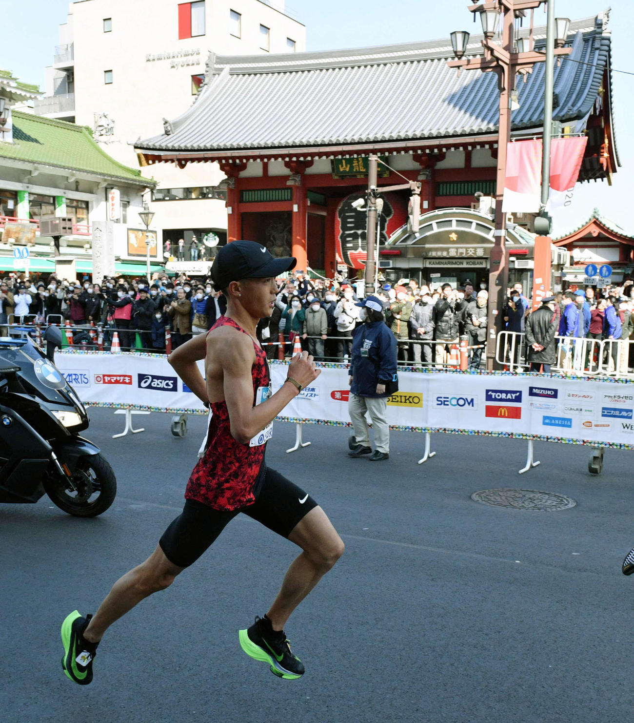 雷門前を通過する大迫（撮影・滝沢徹郎）