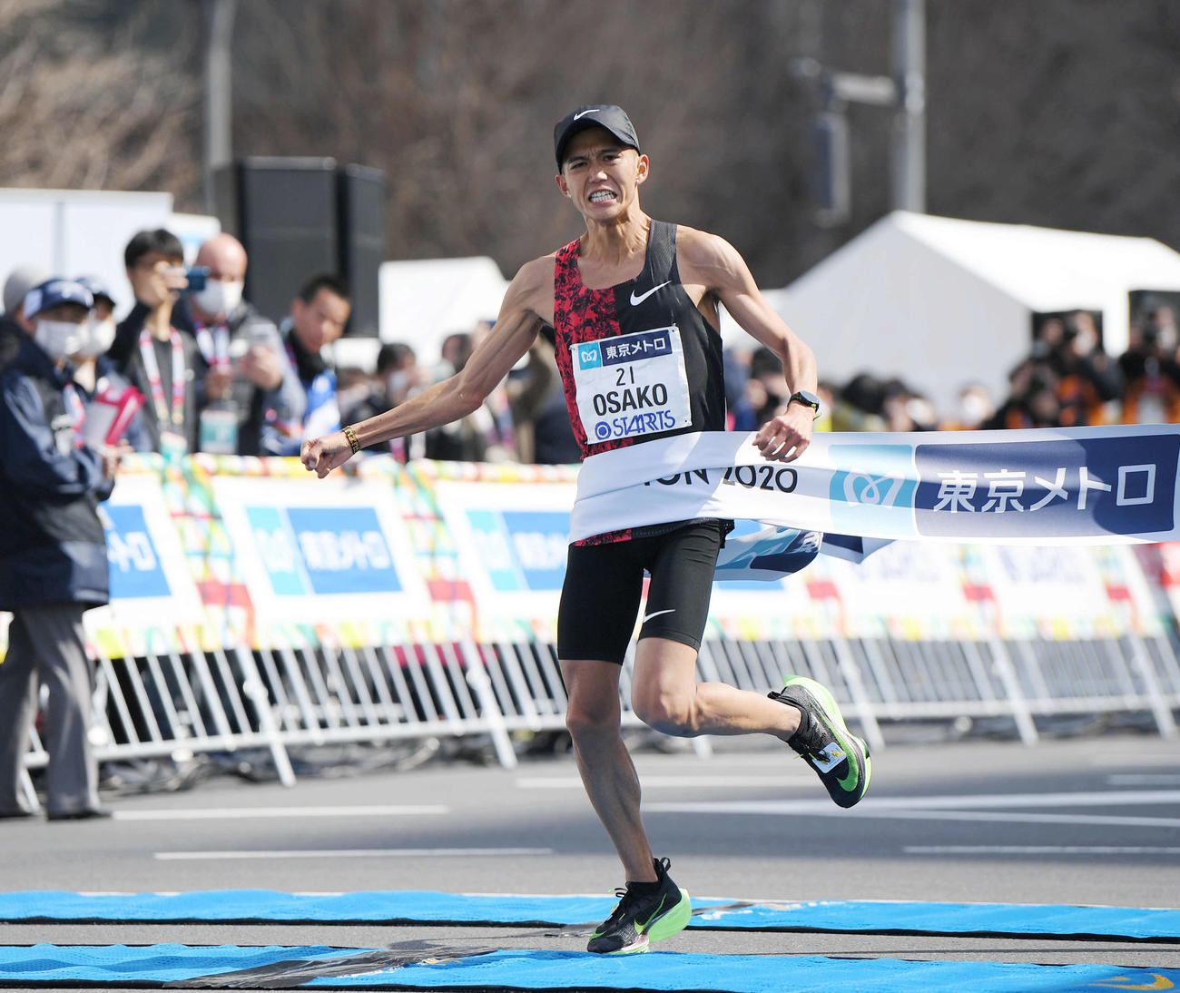 日本人トップでゴールする大迫（撮影・加藤諒）