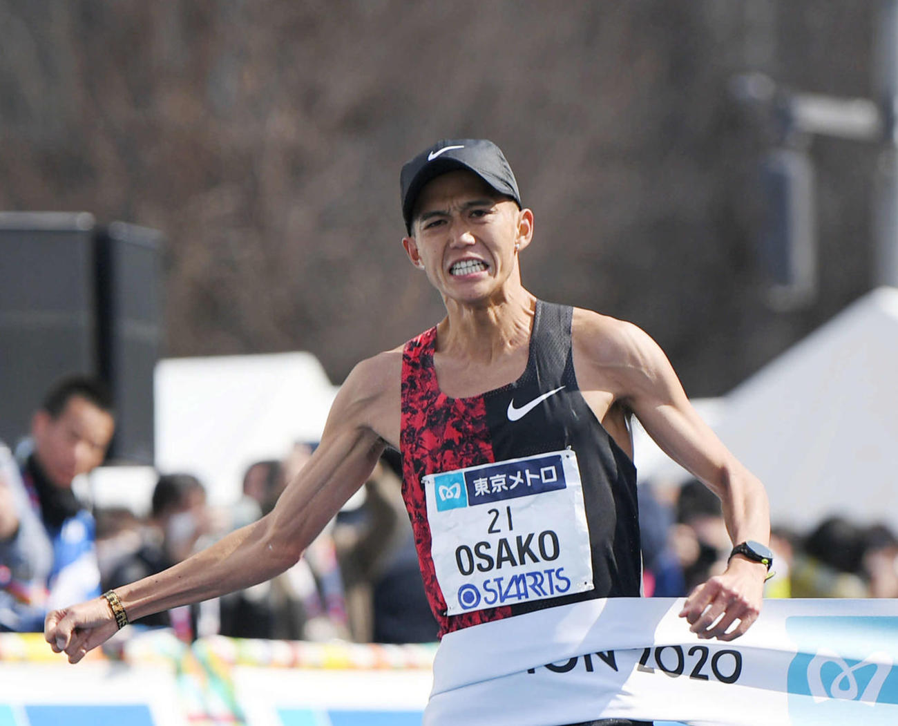 日本人トップでゴールする大迫（撮影・加藤諒）