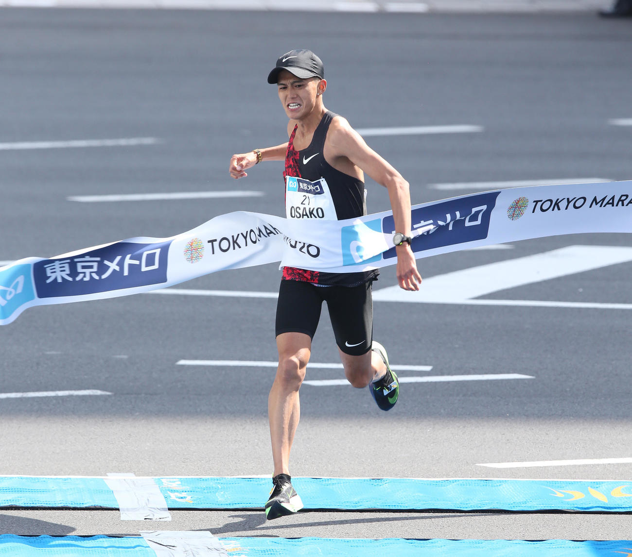 男子マラソン、2時間5分29秒の日本記録でゴールする大迫（撮影・河野匠）
