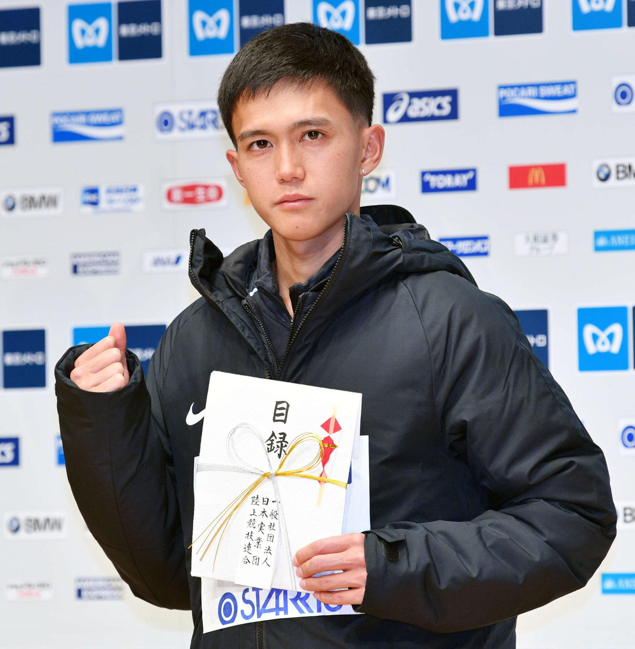 表彰式で目録を手にポーズを決める大迫（撮影・滝沢徹郎）