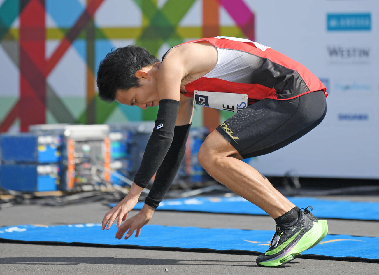 26位でゴールし、膝から崩れ落ちる井上（撮影・加藤諒）