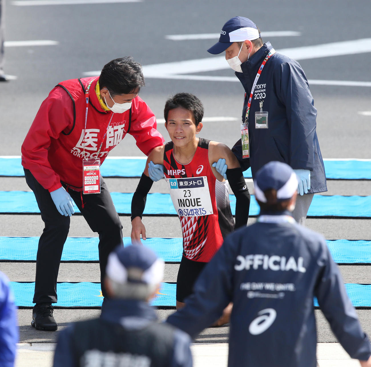 男子マラソン、2時間9分34秒の26位でゴールしひざをつく井上（中央）（撮影・河野匠）