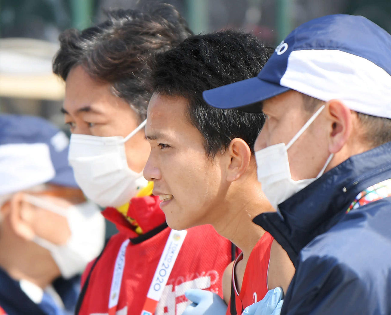 26位でゴールし、マスクをしたスタッフに付き添われコースを後にする井上（撮影・加藤諒）