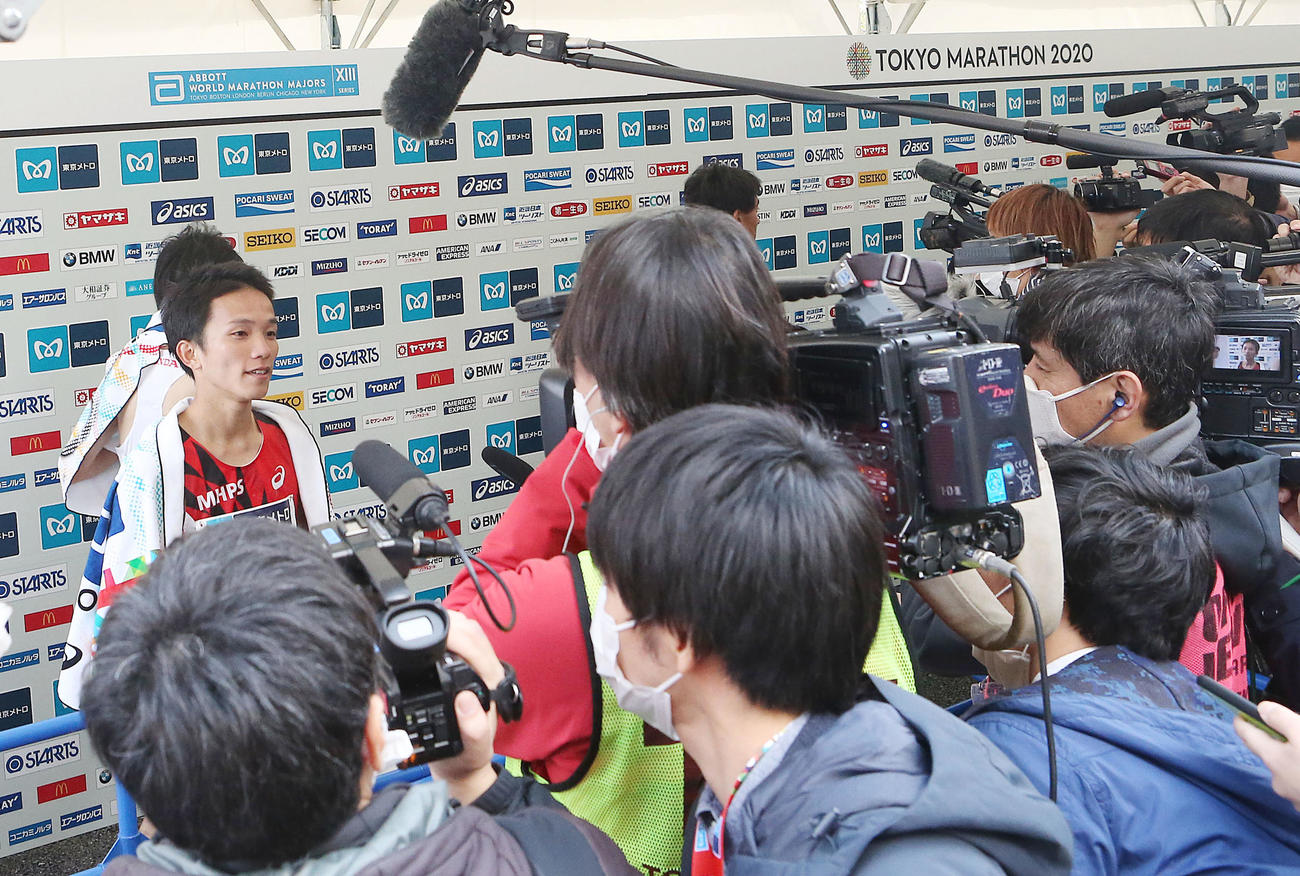 レース後、多くの報道陣の質問に答える26位の井上（撮影・狩俣裕三）