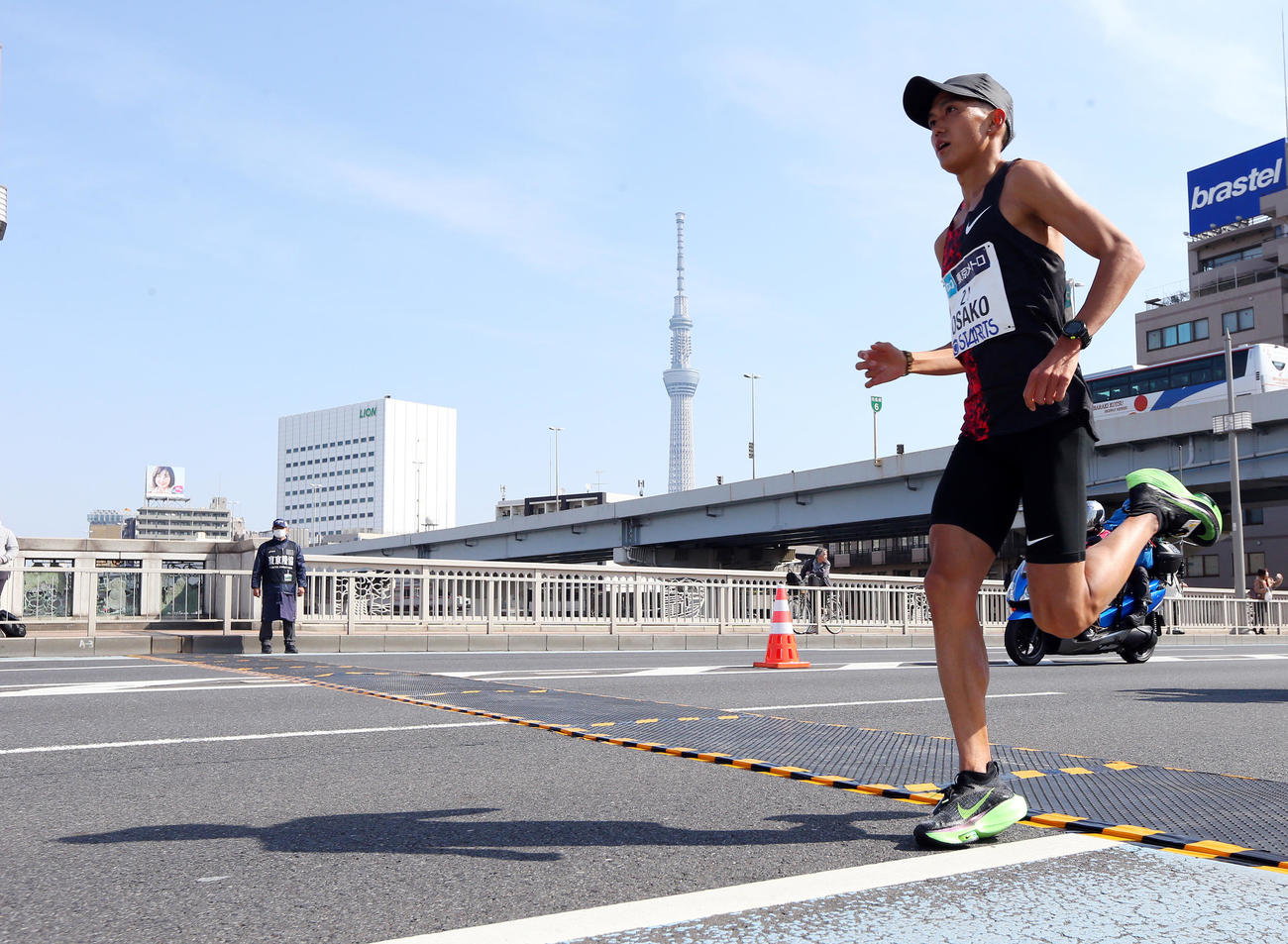 スカイツリーを背に25キロ付近の蔵前橋を通過する大迫（撮影・大野祥一）