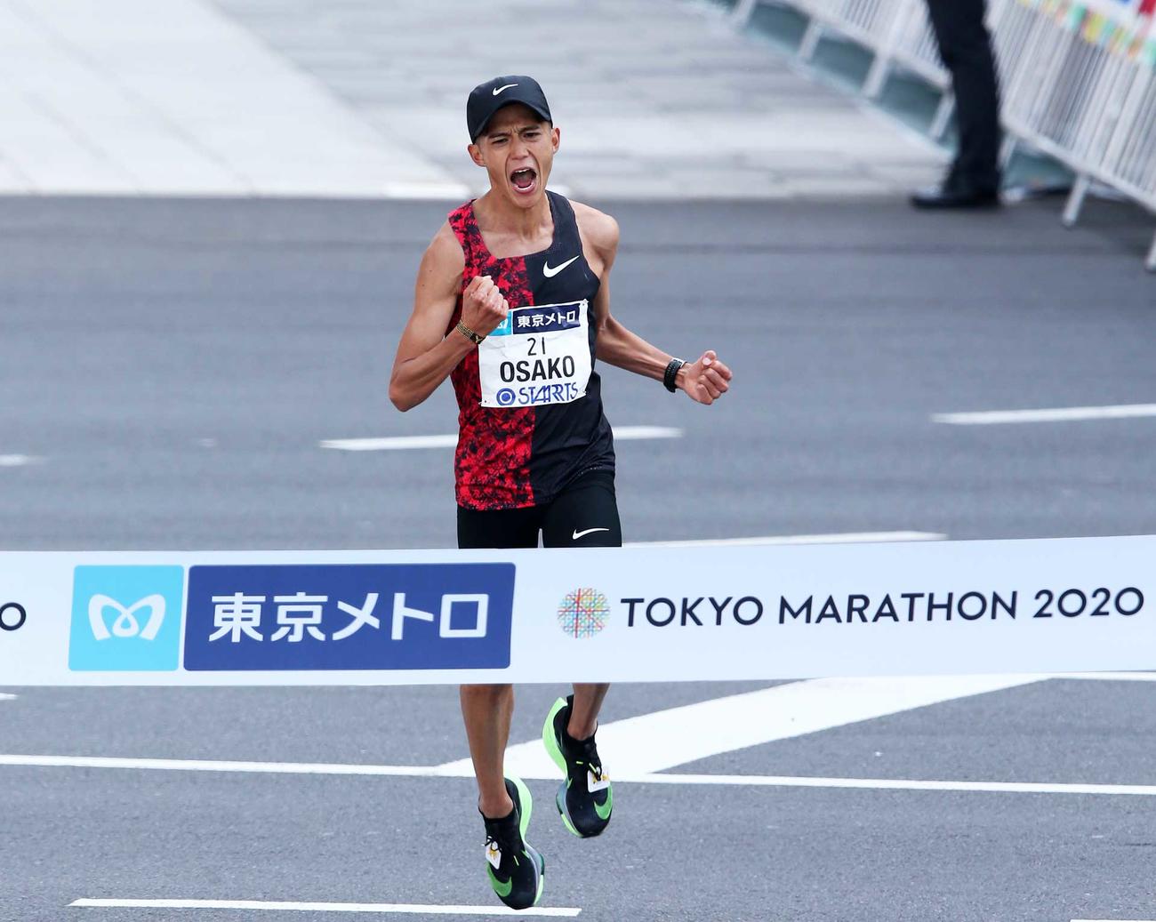 2時間5分29秒の日本記録でゴールする大迫（撮影・河野匠）