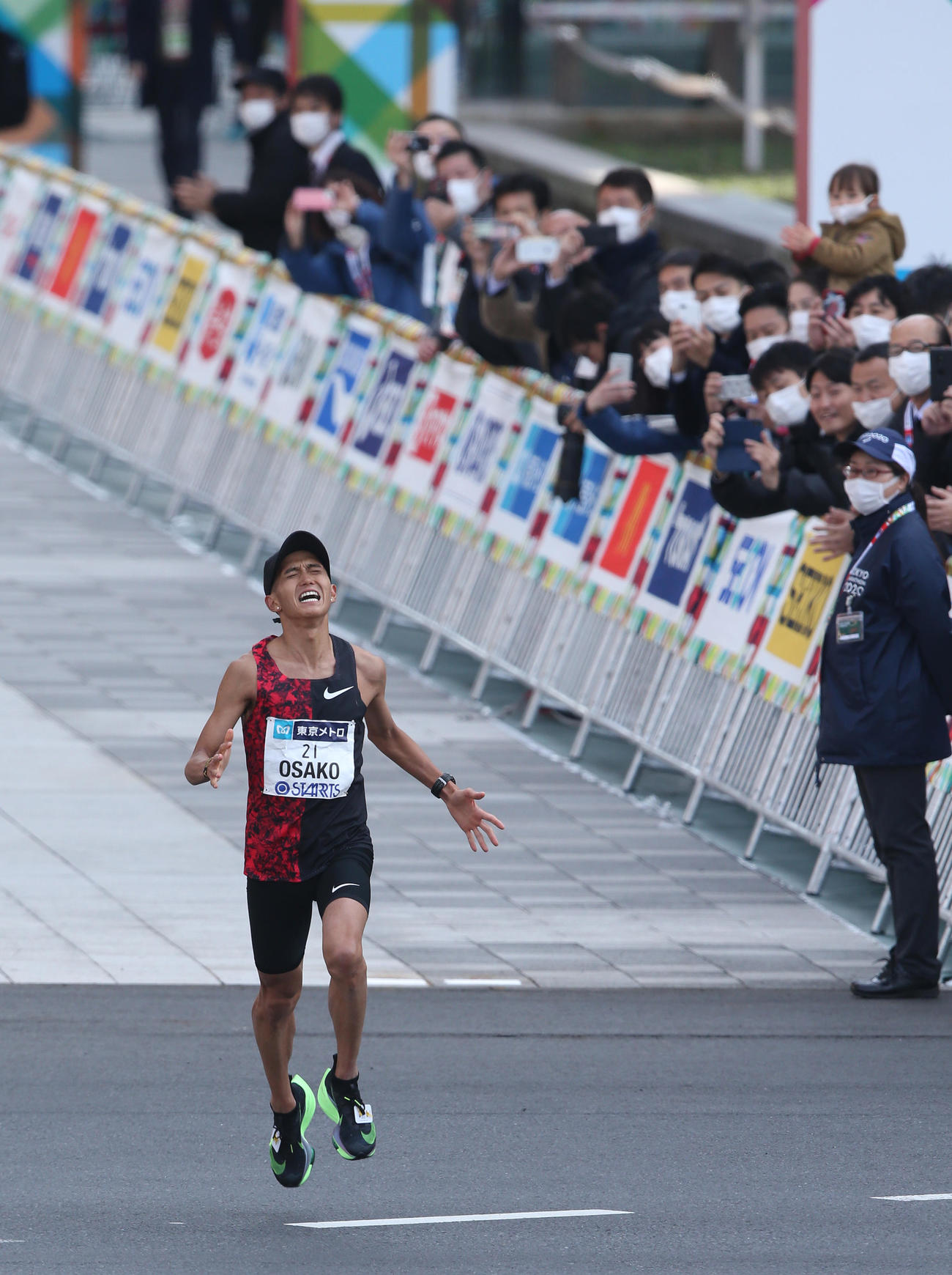 男子マラソン、マスク姿の人々が見つめる中、ゴールに向かう大迫（撮影・河野匠）