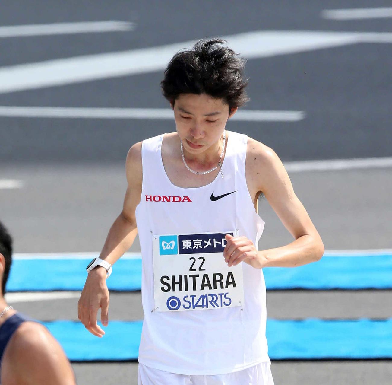 2時間7分45秒の16位でゴールした設楽悠太（撮影・河野匠）