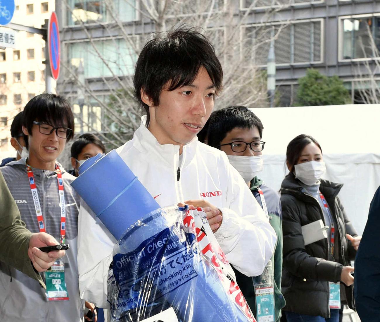 記者の質問に応じず会場を後にする設楽悠太（撮影・滝沢徹郎）