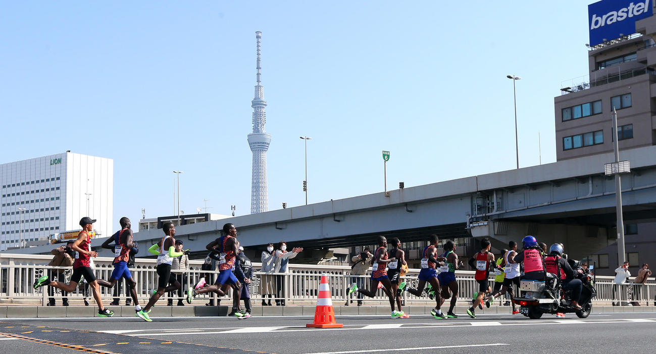 スカイツリーの前を通過する先頭集団。左端は大迫（撮影・大野祥一）