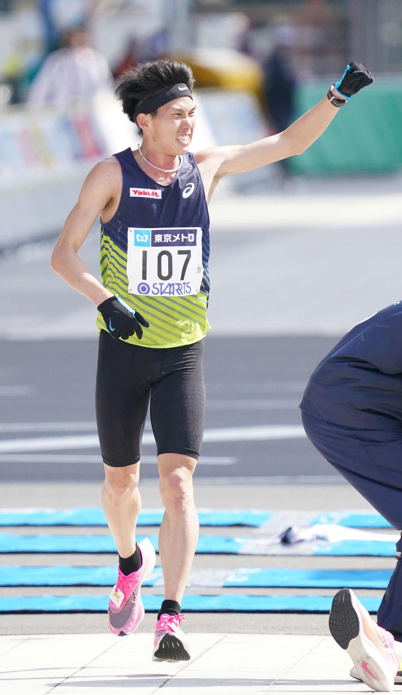 日本人2位でゴールしガッツポーズする高久（撮影・鈴木みどり）