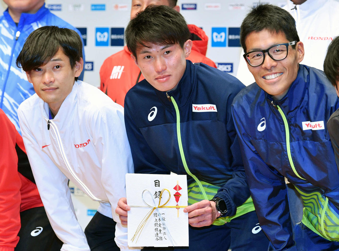 表彰式で記念撮影する日本人2位の高久（中央）。左は木村。右は小椋（撮影・滝沢徹郎）