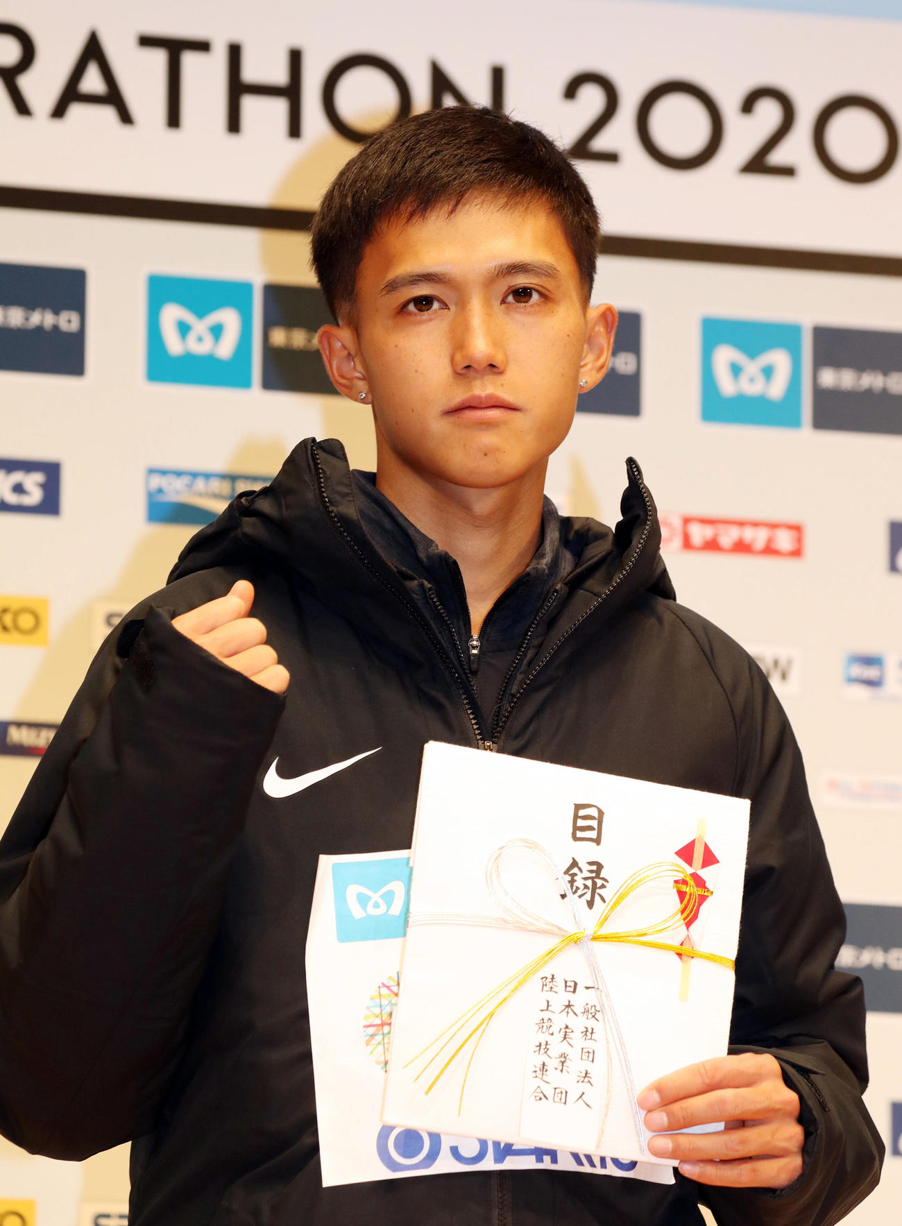 表彰式で目録を手に記念撮影する大迫（撮影・狩俣裕三）