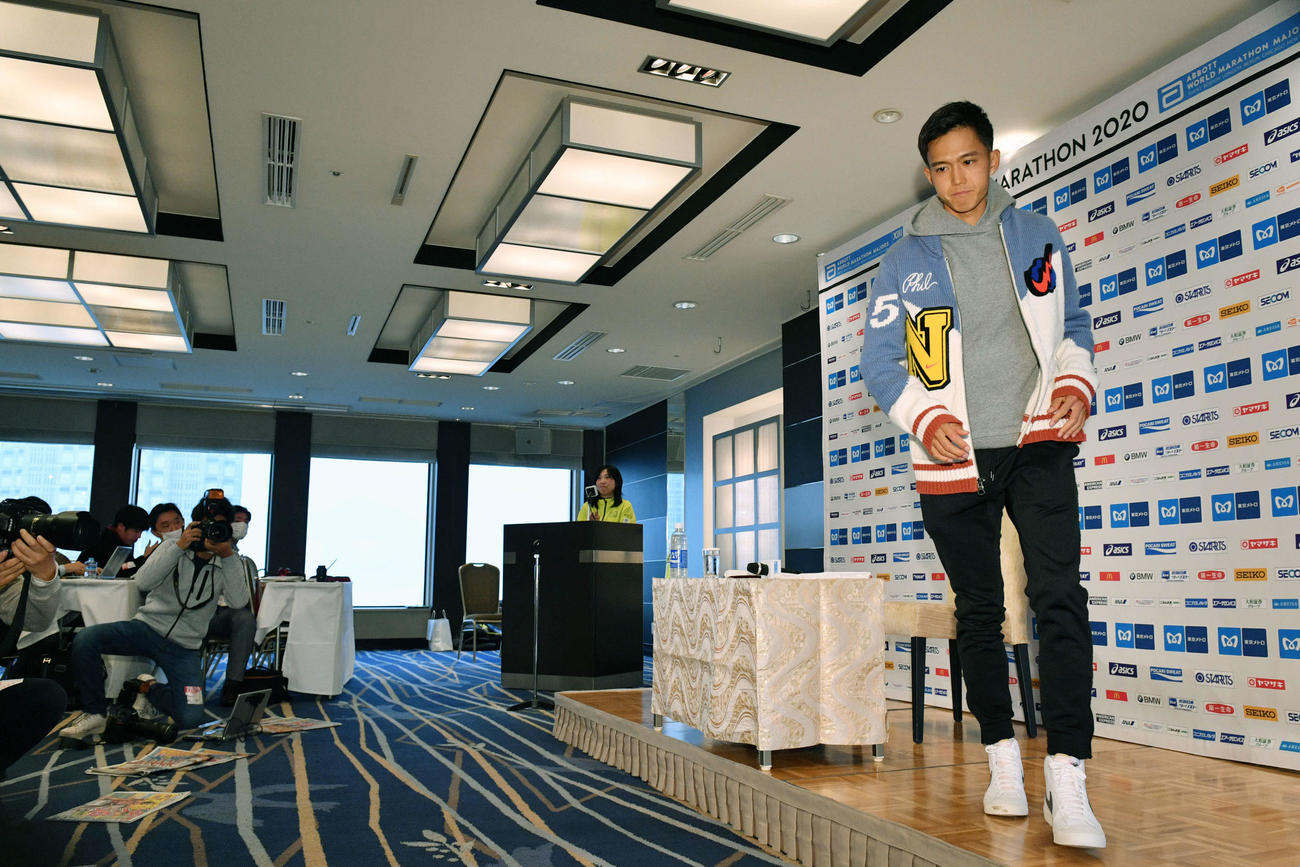 東京マラソンの一夜明け会見を終え会場を後にする大迫（撮影・滝沢徹郎）
