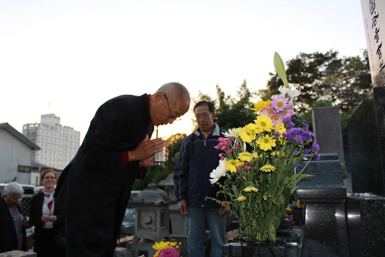 14年10月、故円谷幸吉氏の墓参りをする君原健二氏