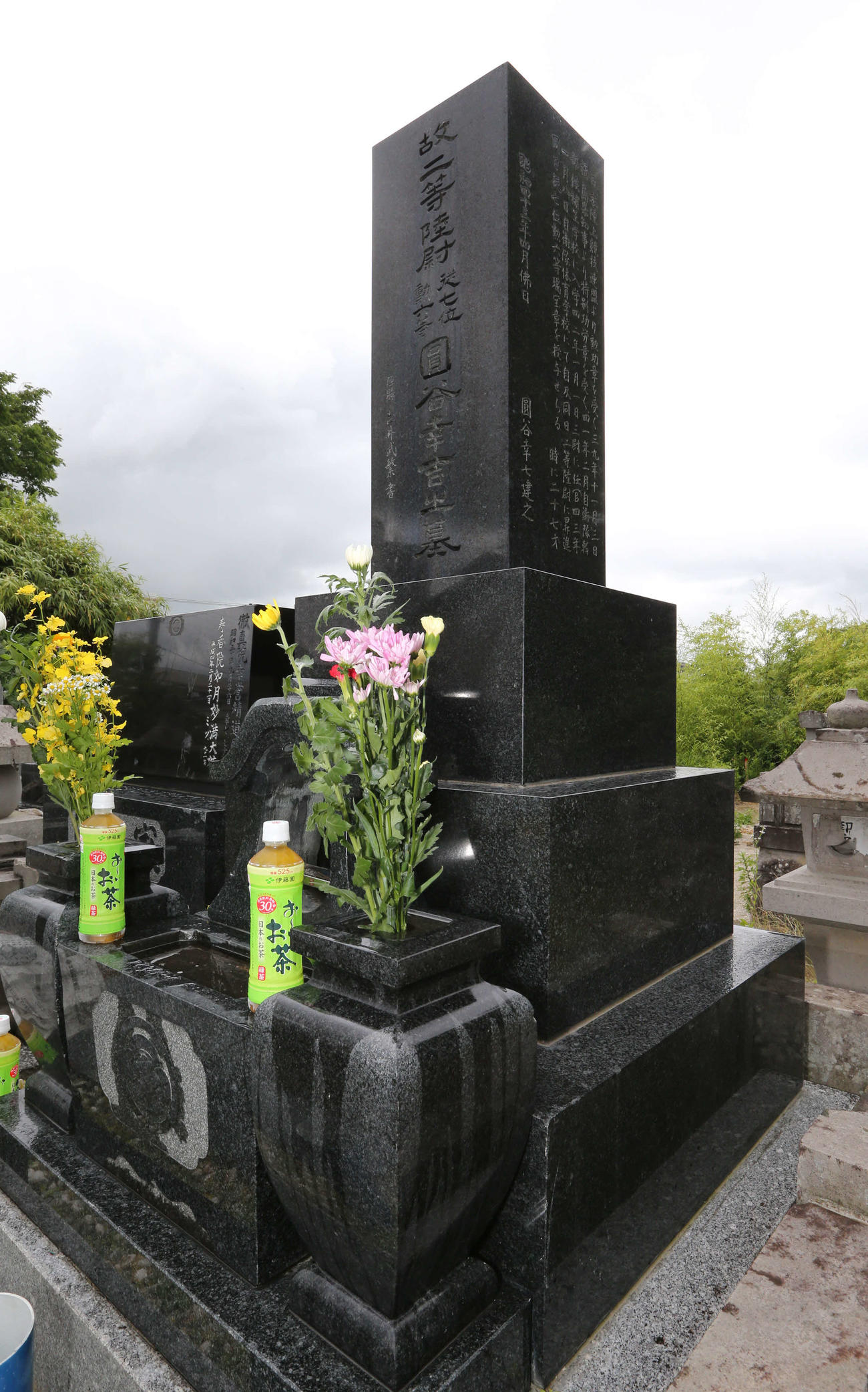 故円谷幸吉氏のお墓。東京五輪マラソン競技での銅メダル獲得も記されていた（2014年6月28日）