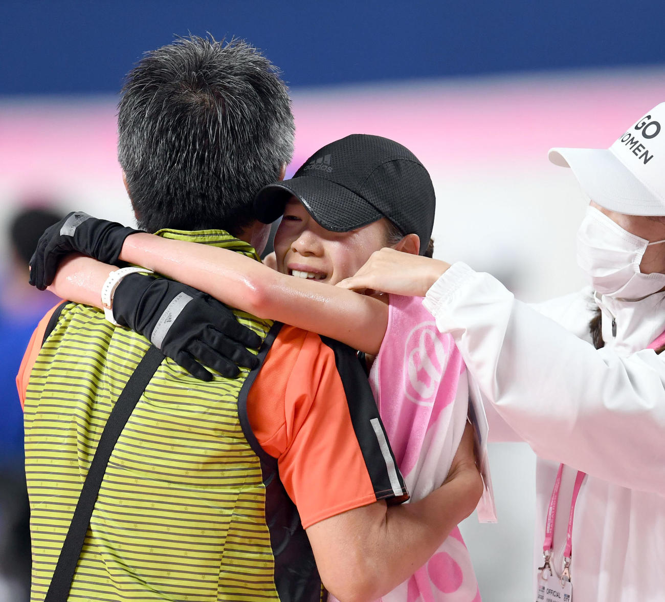 2時間20分29秒で優勝し永山忠幸監督に称えられる一山麻緒（撮影・森本幸一）