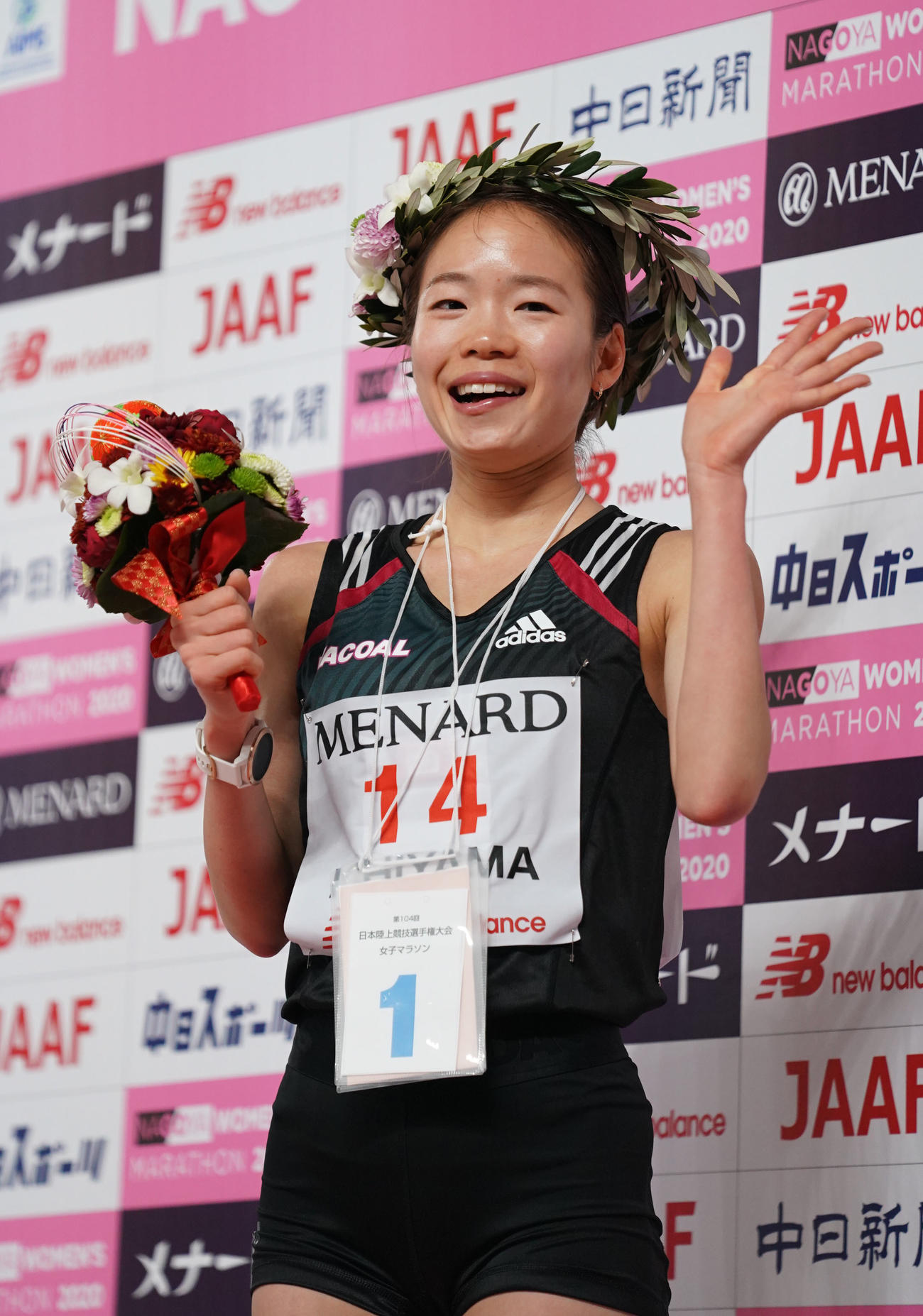 優勝し笑顔で手を振る一山（撮影・森本幸一）