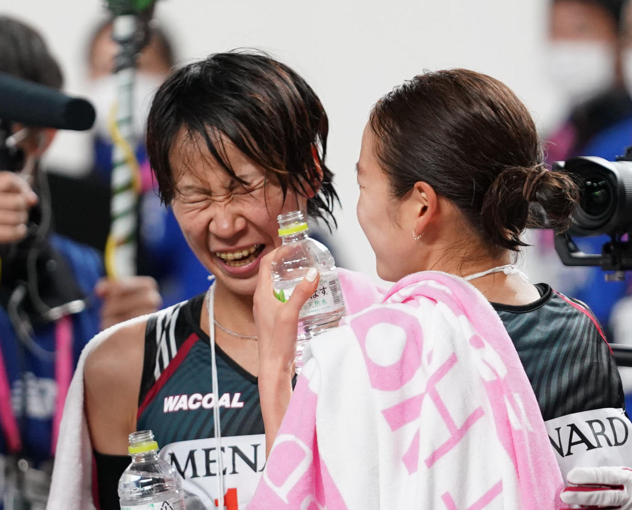名古屋ウィメンズマラソン2020　2位でゴールし一山麻緒から声をかけられる安藤友香（左）（撮影・森本幸一）