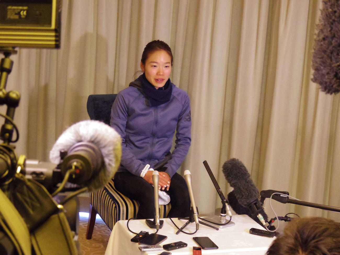 東京五輪マラソン女子代表に内定し、一夜明け会見に臨む一山（撮影・奥岡幹浩）