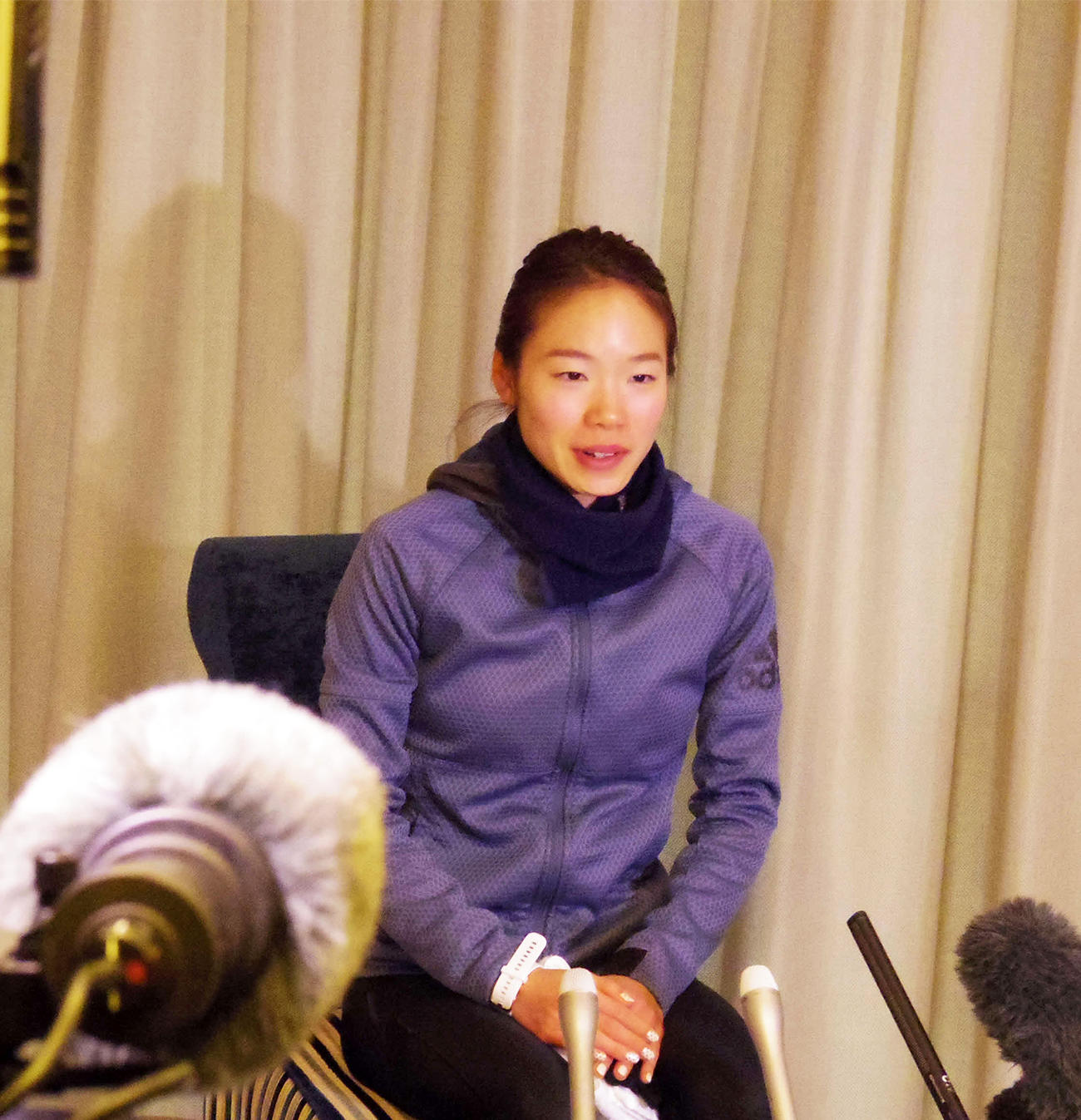 東京五輪マラソン女子代表に内定し、一夜明け会見に臨む一山（撮影・奥岡幹浩）