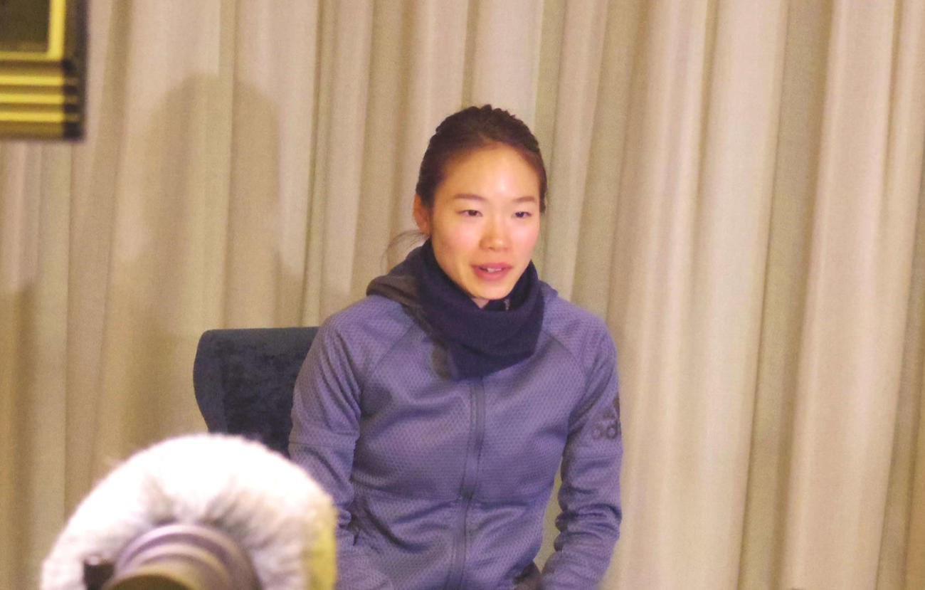 東京五輪マラソン女子代表に内定し、一夜明け会見に臨む一山麻緒（撮影・奥岡幹浩）