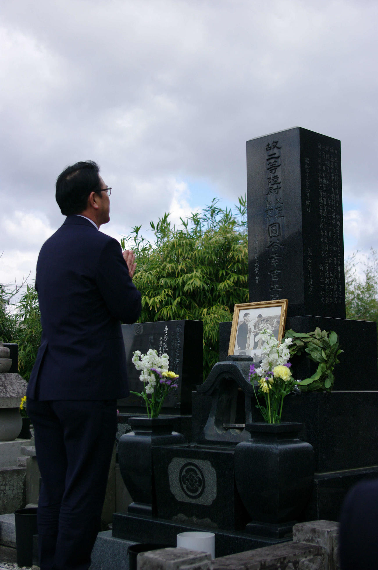福島県須賀川市にある円谷幸吉さんの墓前で手を合わせる日本陸連の瀬古マラソン強化戦略プロジェクトリーダー（撮影・奥岡幹浩）
