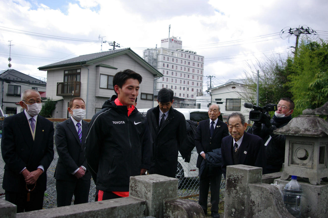 円谷幸吉さんの墓前に立ち、東京五輪男女マラソン出場選手を代表して東京五輪での健闘を誓う服部（写真手前）。右端から2人目は円谷さんの兄・喜久造さん（撮影・奥岡幹浩）