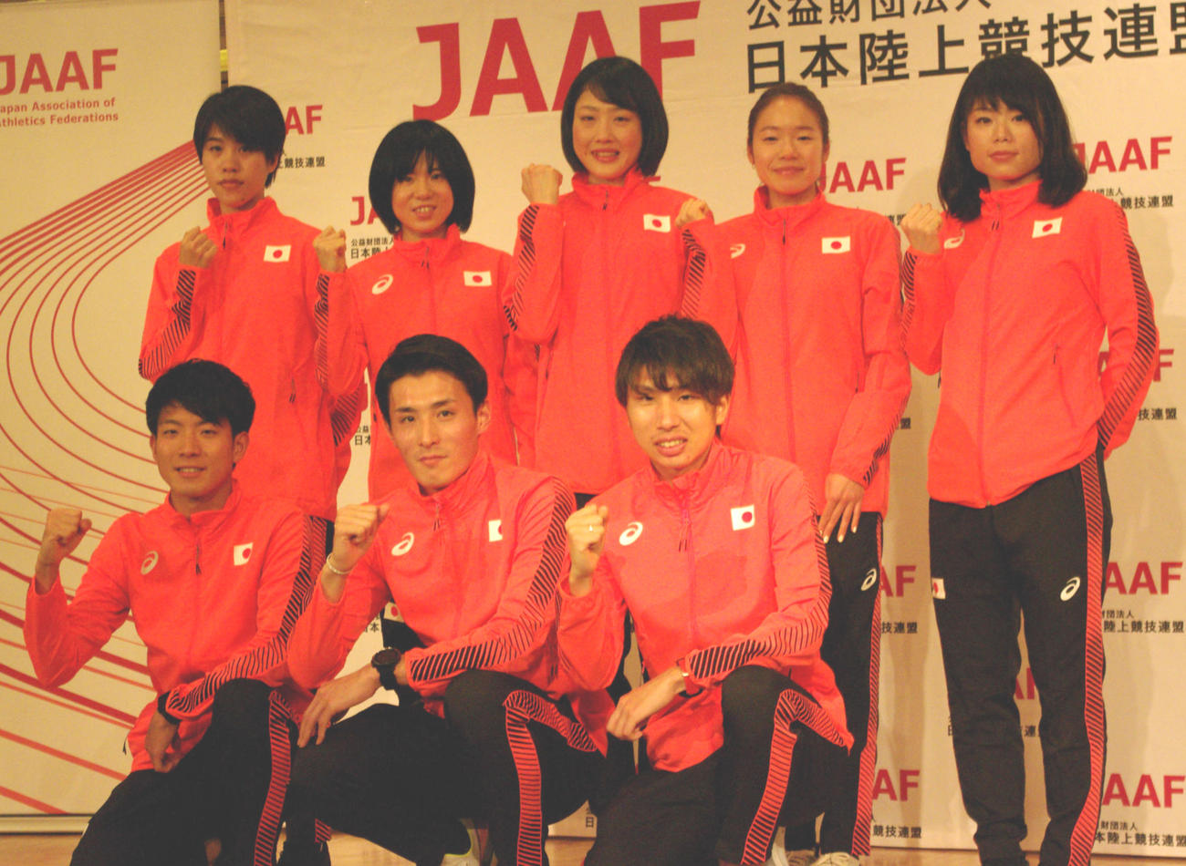 東京五輪の代表選手会見に参加した服部（前列中央）、前田（後列中央）ら8選手（撮影・奥岡幹浩）