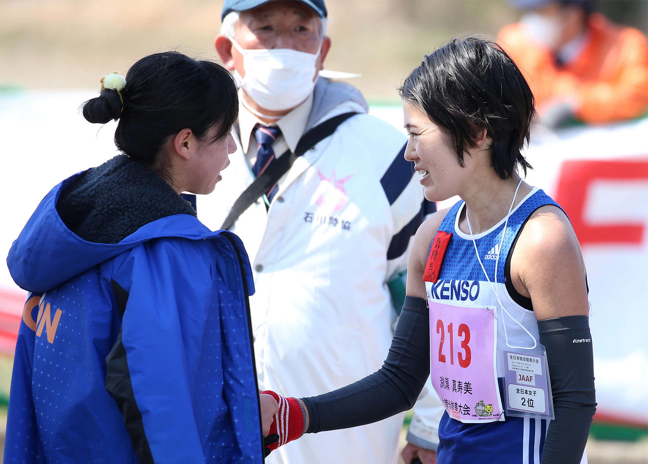 女子20キロの部、2着でゴールした渕瀬（右）は藤井を祝福する（撮影・河野匠）