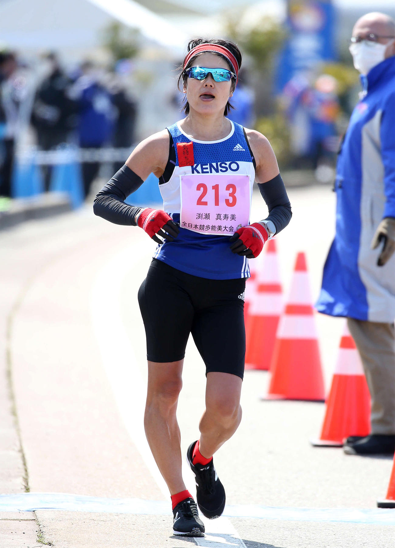 女子20キロの部、2着でゴールする渕瀬（撮影・河野匠）