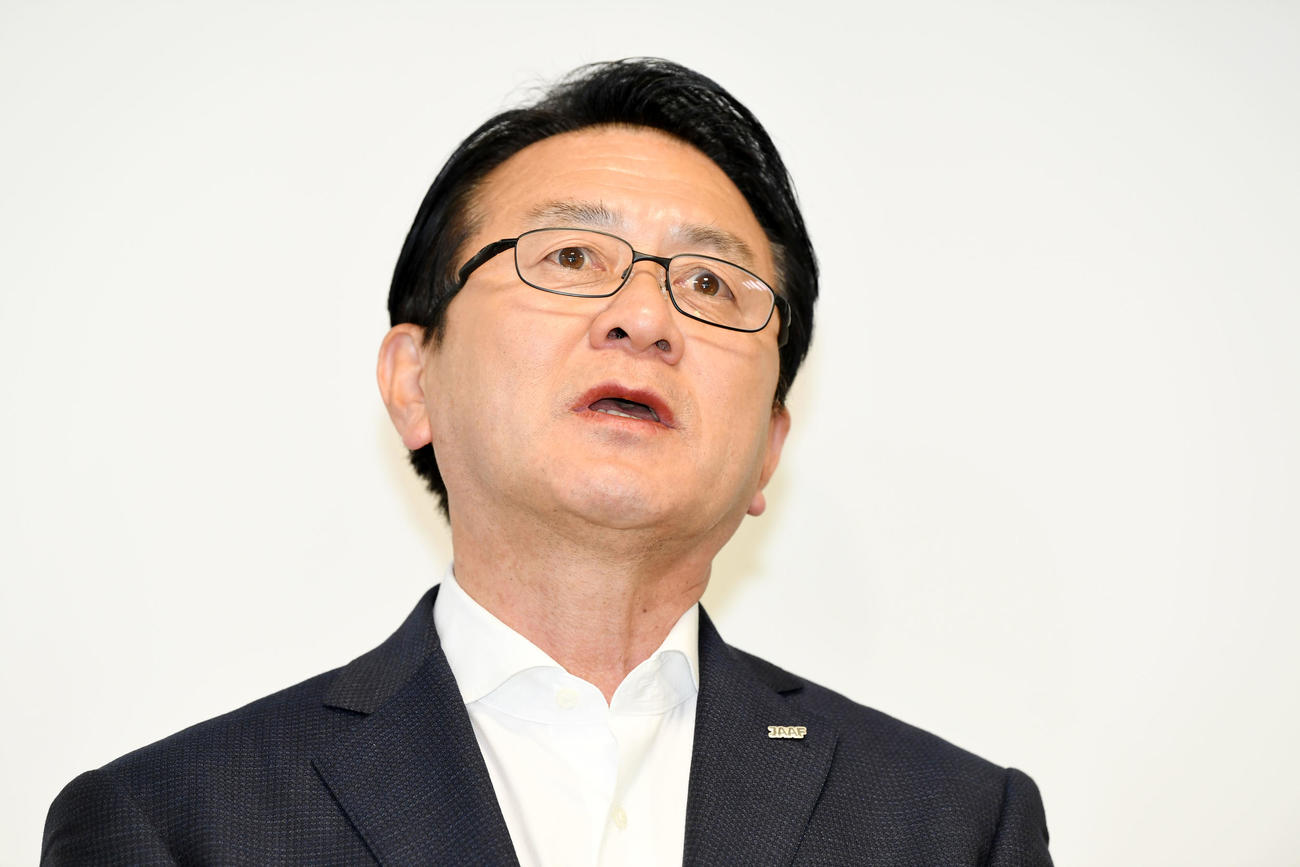 東京五輪延期を受け取材に応じる瀬古リーダー（撮影・横山健太）