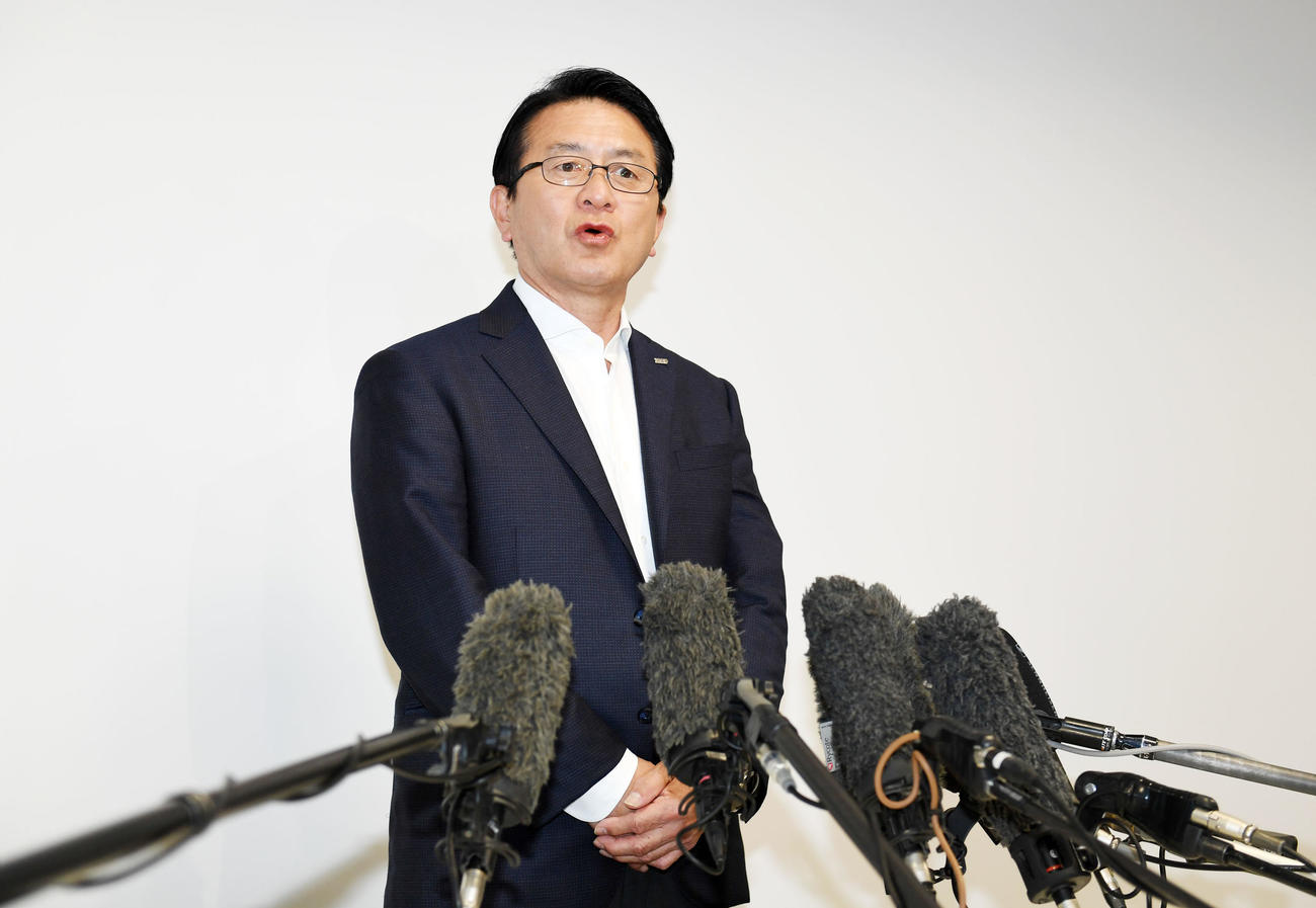 東京五輪延期を受け取材に応じる瀬古リーダー（撮影・横山健太）