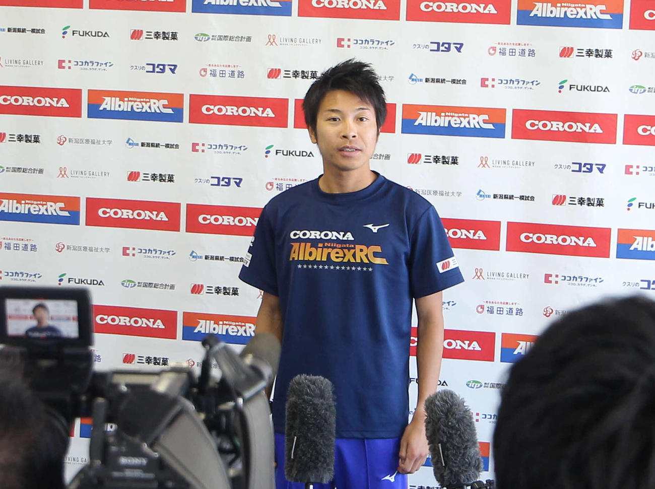 質問に答える競歩の小林