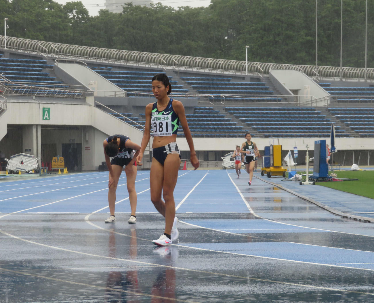女子1500メートル予選で1着でフィニッシュした新谷（撮影・上田悠太）