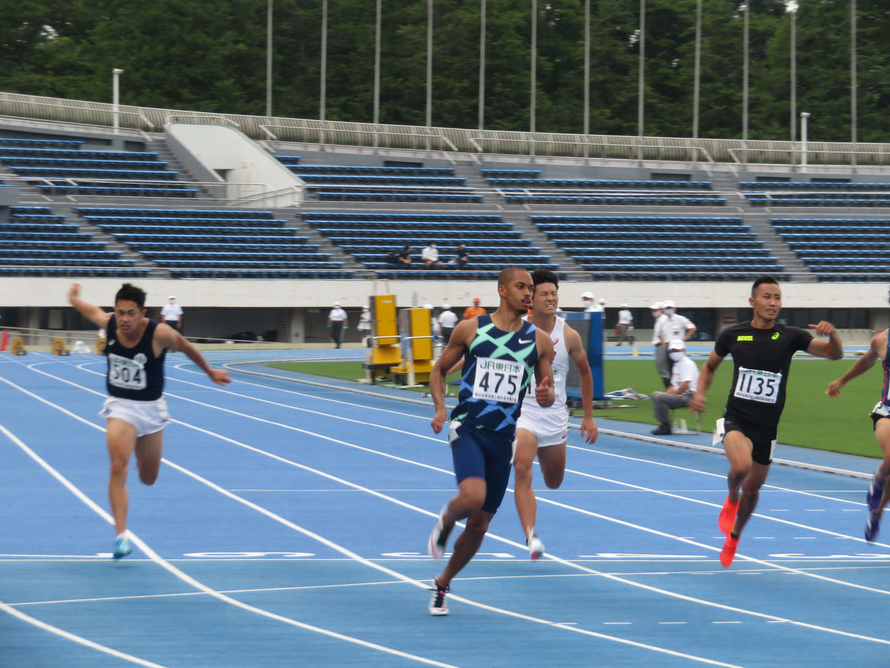 男子100メートル決勝のフィニッシュラインを駆け抜けるケンブリッジ（撮影・上田悠太）