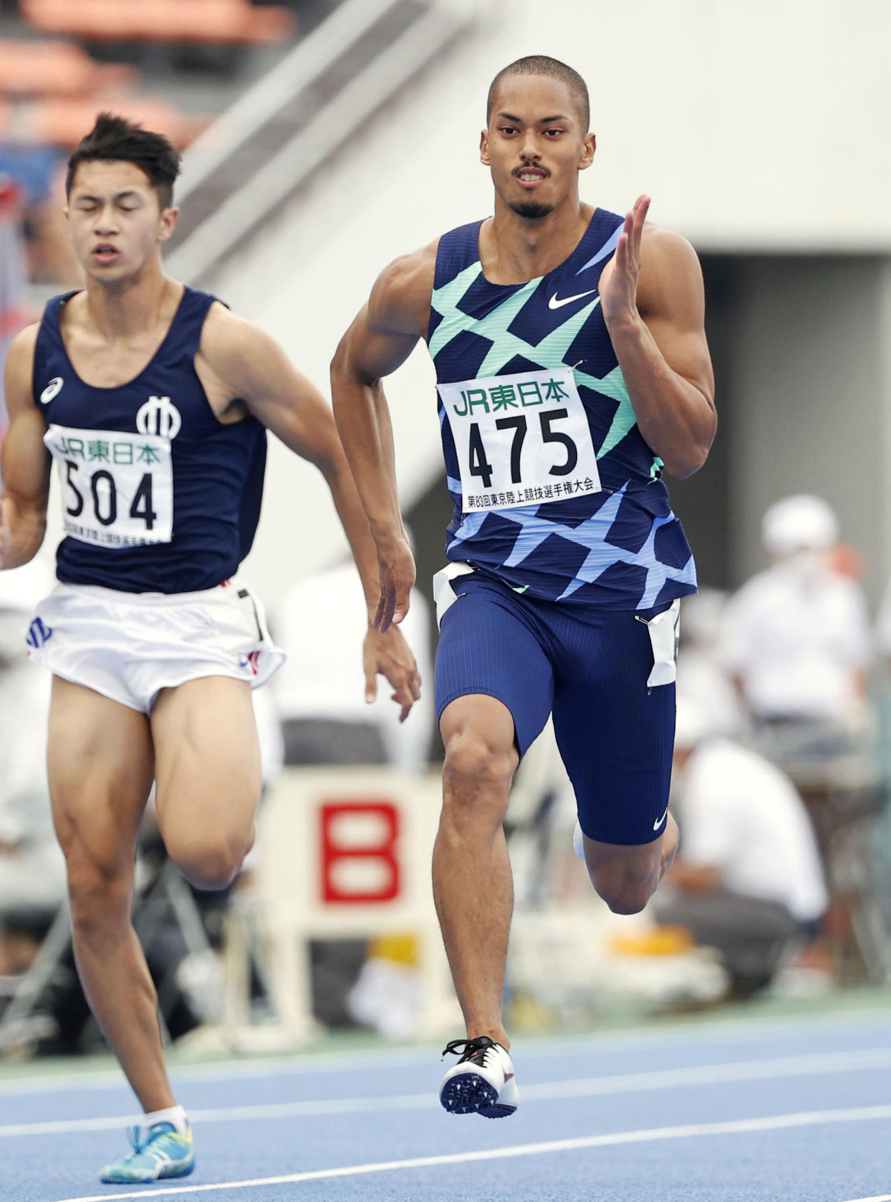 男子100メートル決勝　力走するケンブリッジ飛鳥（右）（共同）