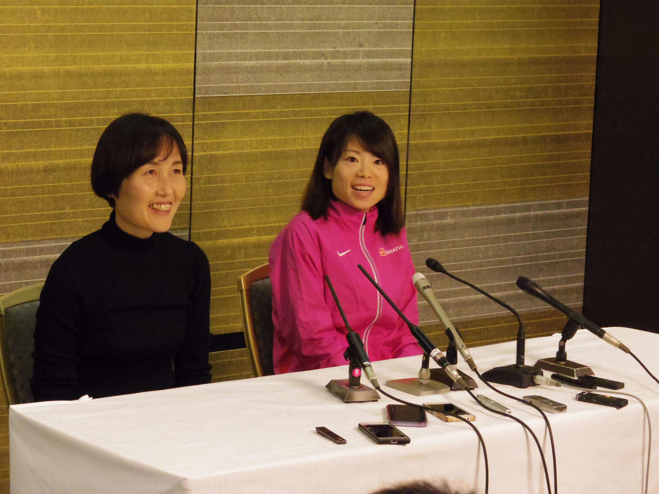優勝を飾った大阪国際女子マラソンの一夜明け会見で笑顔を見せる松田（右）と山中監督（20年1月27日）