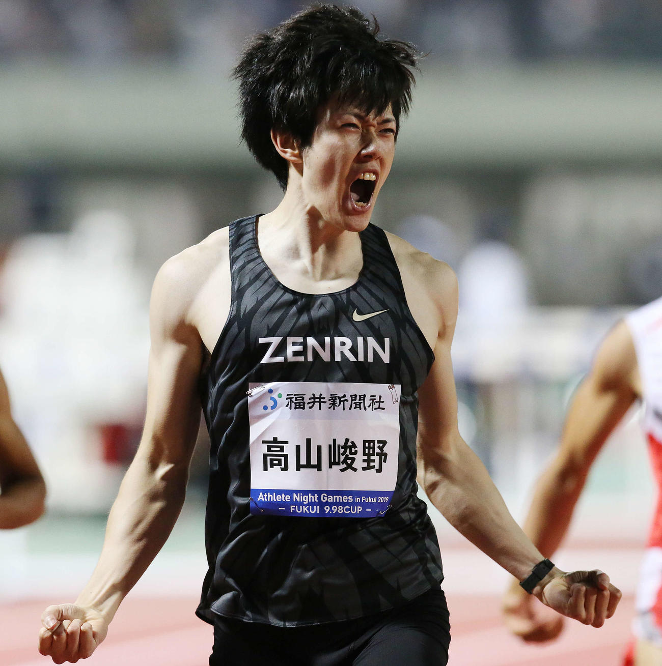 19年8月17日、男子110メートル障害12秒25の日本記録で1着となり雄たけびを上げる高山