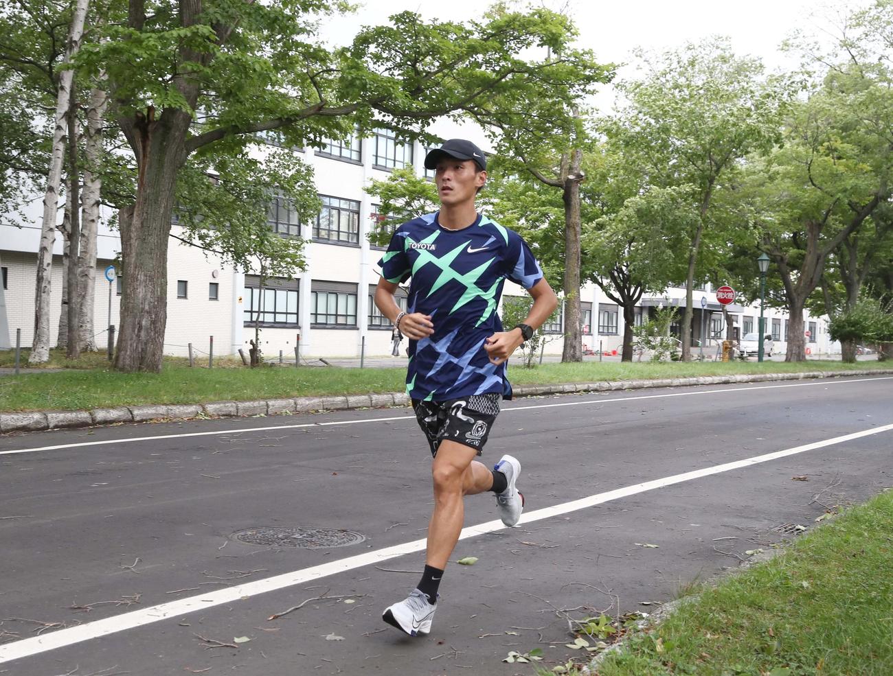 北海道大学構内を試走する服部勇馬（撮影・黒川智章）