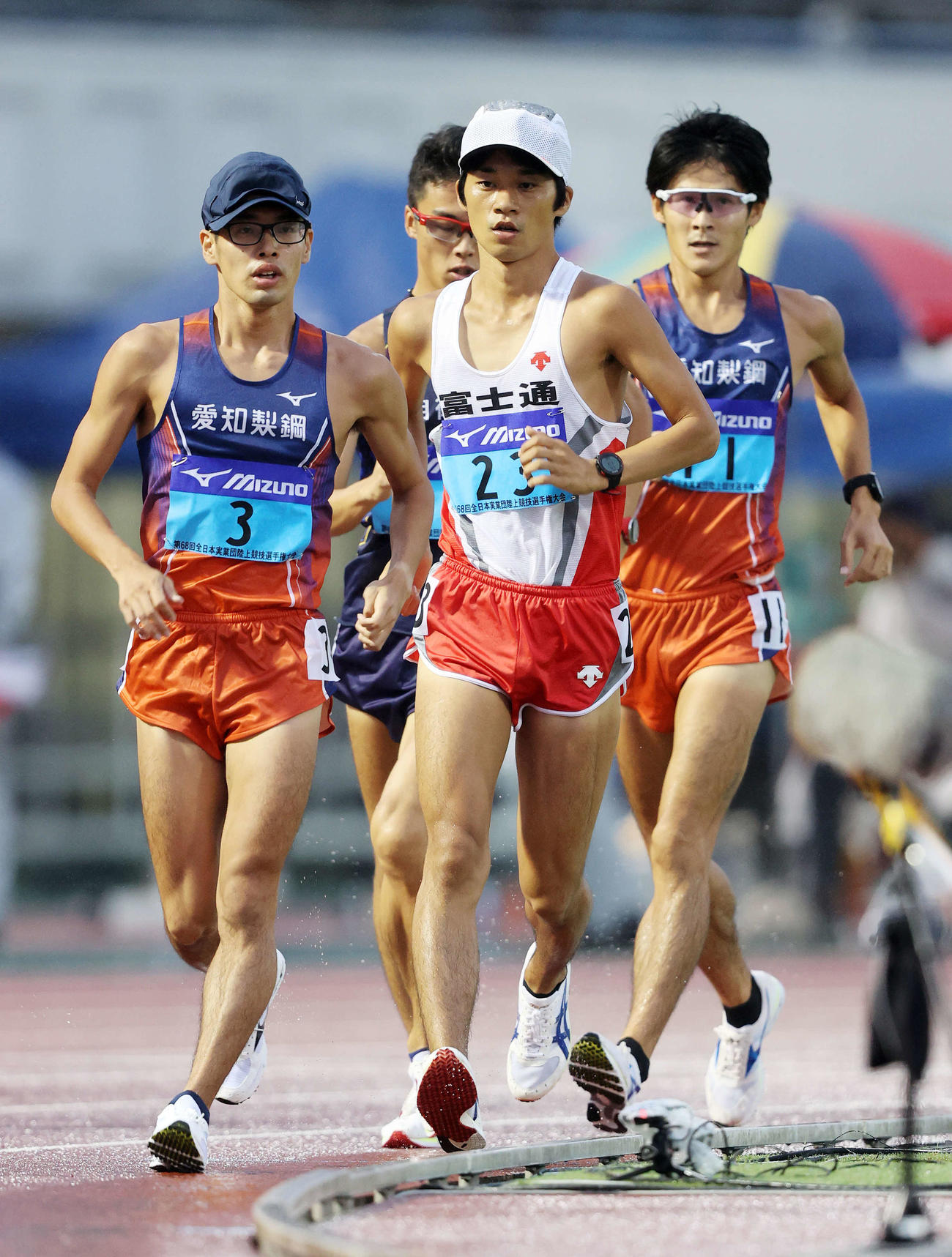 男子5000メートル競歩で競り合う山西（左）と高橋（中央）（撮影・鈴木正人）