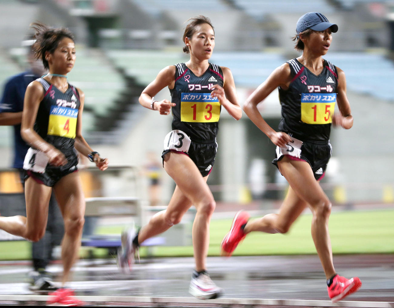 女子1万メートル決勝　女子1万メートル決勝　力走する、左から安藤友香、一山麻緒、福士加代子（撮影・上山淳一）