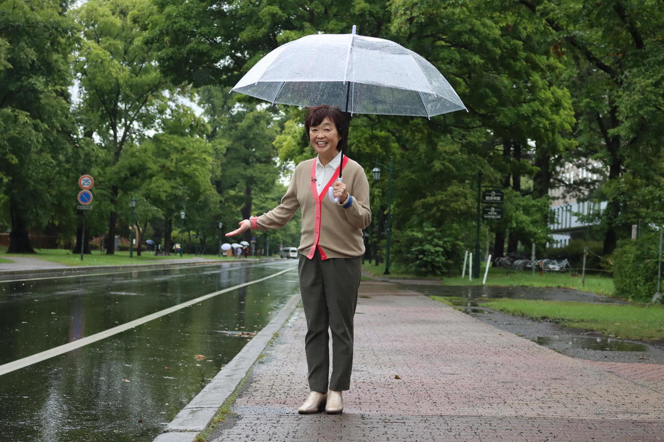 東京五輪のマラソンコースの北大構内を視察するスポーツジャーナリストの増田さん（撮影・保坂果那）