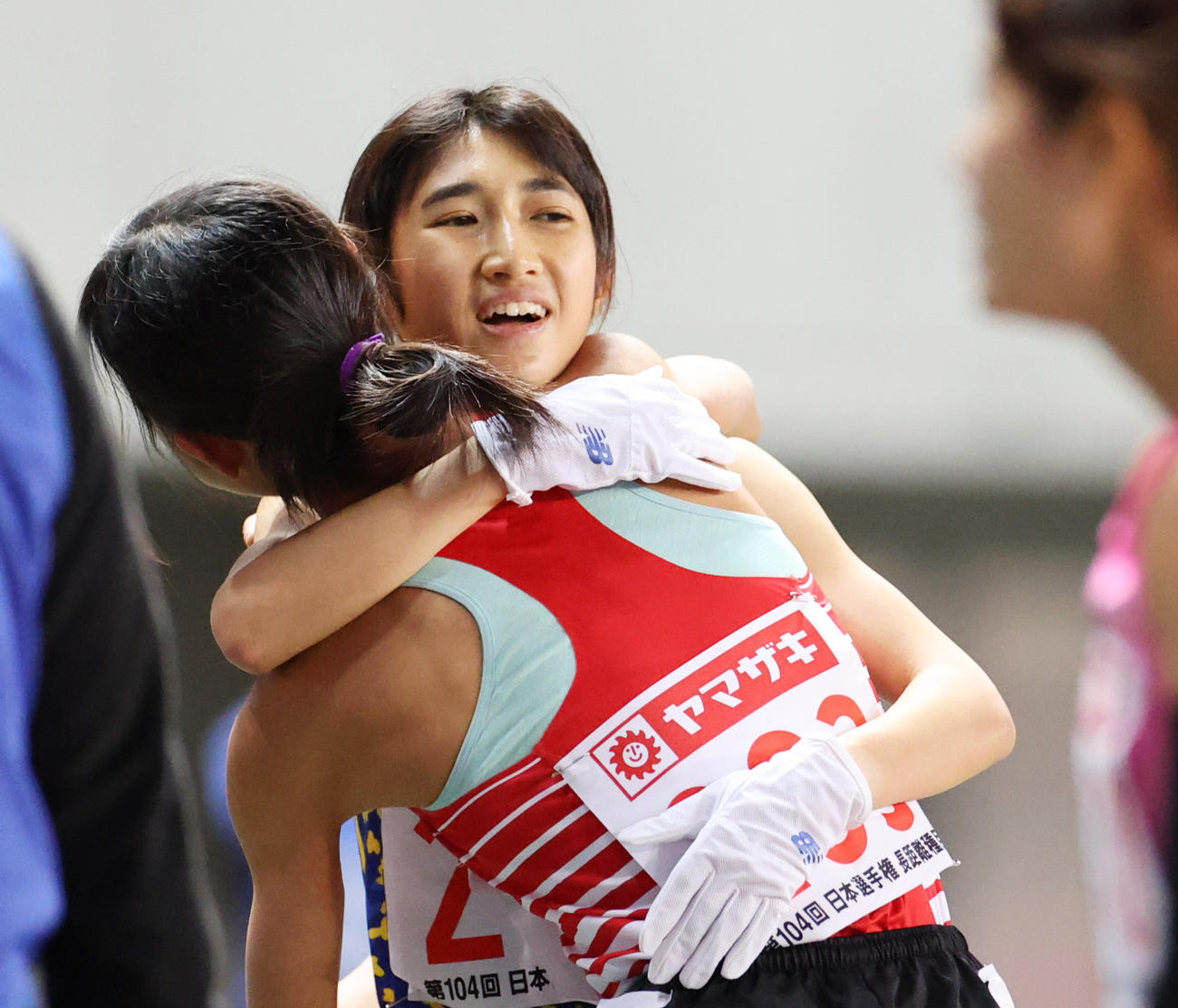 日本陸上競技選手権大会・長距離種目　女子5000メートル　15分5秒65で1位となった田中希実（奥）は2位広中璃梨佳と抱き合う（撮影・清水貴仁）