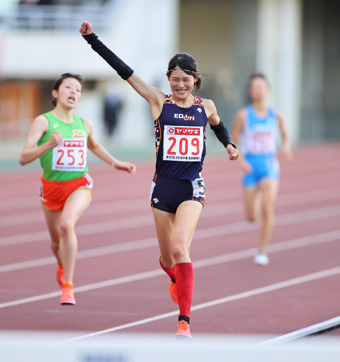 9分48秒76で優勝する石沢ゆかり（撮影・清水貴仁）