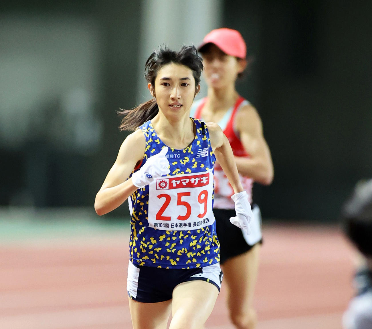 最終周の向こう正面で広中璃梨佳（奥）を抜き去る田中希実（撮影・清水貴仁）