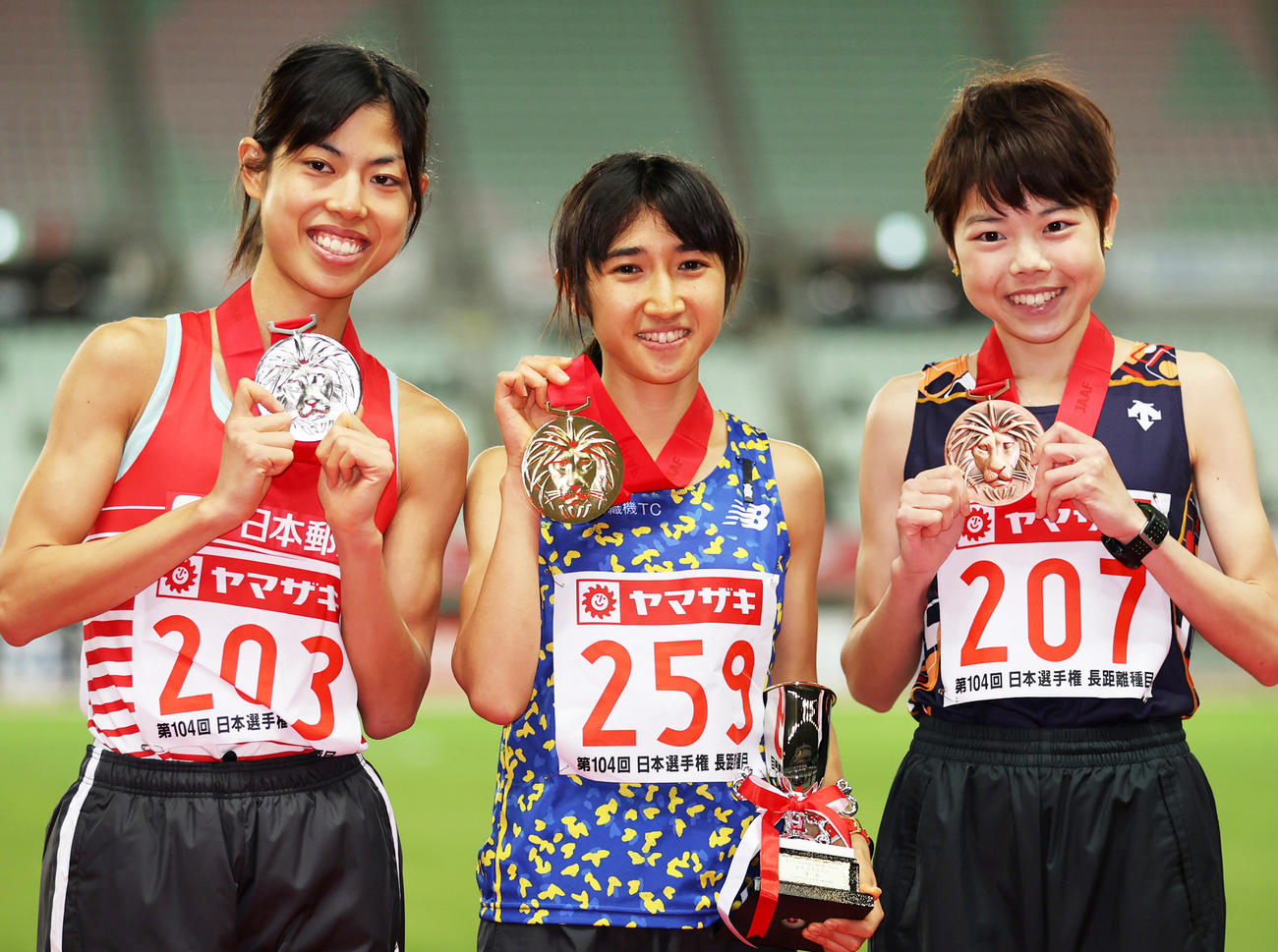 表彰式でメダルをかかげる田中（中央）、左は2位広中、右は3位萩谷（撮影・清水貴仁）